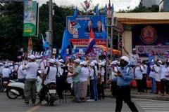 Người dân ủng hộ các đảng trong cuộc bầu cử xã phường 2022 trên một số tuyến đường chính của thủ đô Phnom Penh. (Ảnh: Trần Ngọc Long/TTXVN)