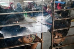 Người dân sơ tán tránh bão Mocha tại Shahpori, ngoại ô Teknaf, Bangladesh. (Ảnh: AFP/TTXVN)