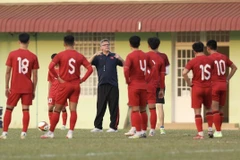 Huấn luyện viên Philippe Troussier chỉ đạo buổi tập. (Ảnh: Minh Quyết/TTXVN)