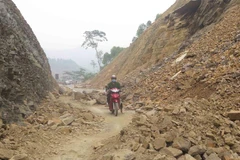 Tuyến đường Quốc lộ 3C tại đỉnh Đèo So không thể lưu thông gây khó khăn cho người dân tỉnh Thái Nguyên và Bắc Kạn. (Ảnh: Quân Trang/TTXVN)