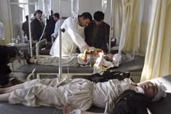 Điều trị cho các nạn nhân tại một bệnh viện sau một vụ đánh bom ở Afghanistan. (Ảnh: AFP/TTXVN)