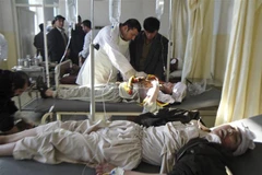 Điều trị cho các nạn nhân tại một bệnh viện sau một vụ đánh bom ở Afghanistan. (Ảnh: AFP/TTXVN)