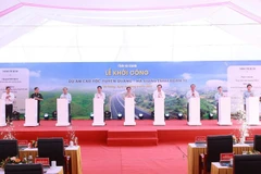 Thủ tướng Phạm Minh Chính và các đại biểu khởi công Dự án cao tốc Tuyên Quang-Hà Giang giai đoạn 1. (Ảnh: Dương Giang/TTXVN)