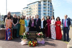 Cán bộ nhân viên Đại sứ quán Việt Nam tại Anh chụp ảnh với chính quyền thị trấn Newhaven. (Ảnh: Hải Vân/Vietnam+)