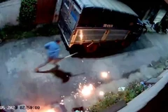 Các đối tượng ném bom xăng vào nhà dân và tài sản. (Ảnh cắt từ clip)