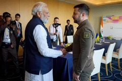 Thủ tướng Ấn Độ Narendra Modi (trái) và Tổng thống Ukraine Volodymyr Zelensky tại cuộc gặp bên lề Hội nghị thượng đỉnh G7 ở Hiroshima, Nhật Bản. (Ảnh: AFP/TTXVN)