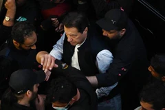 Cựu Thủ tướng Pakistan Imran Khan (giữa) tới tòa án ở Lahore, ngày 17/3. (Ảnh: AFP/TTXVN)