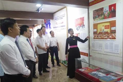 Các đại biểu tham quan triển lãm. (Ảnh: Quân Trang/TTXVN)