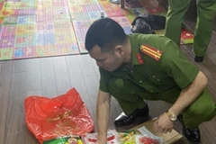 Lực lượng chức năng phát hiện 2 vợ chồng Sơn-Yến sản xuất, buôn bán gần 7,5 tạ mỳ chính, hạt nêm giả. (Ảnh: TTXVN phát)