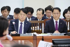 Tổng thư ký Park Chan-jin (phải) và Phó Tổng thư ký Song Bong-sup của Ủy ban Bầu cử Quốc gia tham dự phiên điều trần tại Quốc hội ngày 16/5. (Nguồn: Yonhap)
