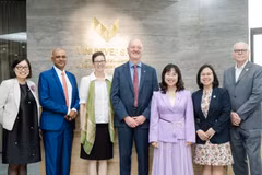 Giáo sư Max Pfeffer (ngoài cùng bên phải) trong chuyến viếng thăm VinUni vào tháng 4/2023 nhân kỷ niệm hợp tác chiến lược 5 năm Cornell-VinUni. (Nguồn: VinUni)