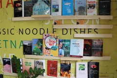 Một góc tủ sách văn học Việt tại nhà hàng Phở Sure ở thành phố Ostende của Bỉ. (Ảnh: Hương Giang/TTXVN)