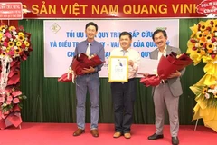 Hội Đột quỵ Thế giới trao chứng nhận chuẩn PLATINUM (Bạch kim) về điều trị đột quỵ cho Bệnh viện Đa khoa Trung ương Cần Thơ. (Ảnh: Ánh Tuyết/TTXVN)