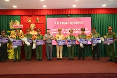 Chủ tịch UBND tỉnh Tây Ninh Nguyễn Thanh Ngọc khen thưởng các tập thể, cá nhân. (Ảnh: Thanh Tân/TTXVN)