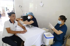 Tiêm vaccine phòng COVID-19 mũi 4 cho người dân. (Ảnh: Nam Sương/TTXVN)