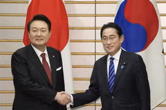 Thủ tướng Nhật Bản Fumio Kishida (phải) trong cuộc gặp Tổng thống Hàn Quốc Yoon Suk Yeol tại Tokyo, ngày 16/3. (Ảnh: Kyodo/TTXVN)