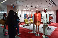 Cửa hàng của hãng thời trang xa xỉ Gucci tại thành phố Milan, Italy. (Ảnh: AFP/TTXVN)