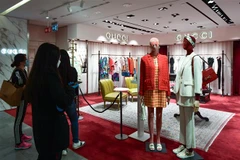 Cửa hàng của hãng thời trang xa xỉ Gucci tại thành phố Milan, Italy. (Ảnh: AFP/TTXVN)
