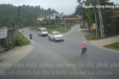 [Video] Tránh người phụ nữ sang đường bất cẩn, xe ôtô đâm vào nhà dân
