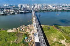 Sáng 30/5, tại Hà Nội, dự án cầu Vĩnh Tuy giai đoạn 2 (Vĩnh Tuy 2) đã chính thức hợp long đoạn cầu chính vượt sông Hồng, chuyển sang giai đoạn “nước rút” để chuẩn bị thông xe vào đầu tháng 9/2023. (Ảnh: Trung Nguyên/TTXVN)