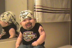 Cậu bé này được khoác thêm mọc râu và hình xăm rất ngầu.(Nguồn: Dailymail)