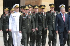 Thủ tướng Thổ Nhĩ Kỳ Binali Yildirim (phải, phía trước) và Tổng Tư lệnh lực lượng vũ trang Hulusi Akar (trái, phía trước) cùng các thành viên YAS trước phiên họp ở Ankara ngày 28/7. (Nguồn: AFP/TTXVN)