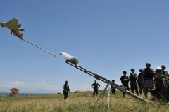 Binh sỹ Nga phóng thiết bị không người lái "Eleron 3" trong một cuộc tập trận. (Nguồn: AFP/TTXVN)