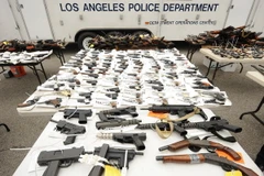 Trưng bày hơn 1.600 khẩu súng các loại được giao nộp tự nguyện trong năm giờ tại trụ sở cảnh sát ở Los Angeles trong chương trình đổi súng đạn lấy phiếu mua hàng. (Nguồn: AFP/TTXVN)