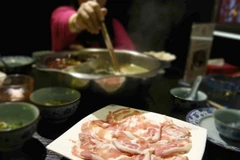 Một đĩa thịt cừu trên bàn tại một cửa hàng ăn ở Thượng Hải (Trung Quốc) ngày 6/5. (Nguồn: AFP/TTXVN)