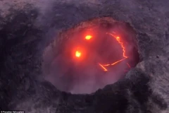 Núi lửa Kilauea ở Hawaii đã phun trào rất đáng sợ, tuy nhiên khi nhìn từ trên cao, ngọn núi dường như đang 'cười'. (Nguồn: DailyMail)