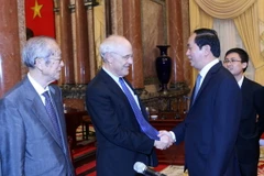 Chủ tịch nước Trần Đại Quang với các giáo sư từng đạt gải Nobel. (Ảnh: Nhan Sáng/TTXVN)