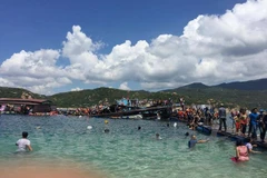 Một nhà nổi ở vịnh Vĩnh Hy, Ninh Thuận bất ngờ bị sập do lượng khách quá tải. (Nguồn: CTV)