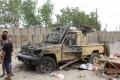 Xe ôtô bị phá hủy trong vụ đánh bom tại căn cứ quân sự ở Aden. (Nguồn: AFP/TTXVN)