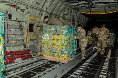 Binh sỹ Anh chuyển hàng cứu trợ lên máy bay vận tải Hercules C130 để chuyển tới miền bắc Iraq. (Nguồn: AFP/TTXVN)