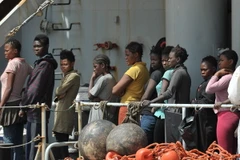 Người di cư tới cảng Reggio Calabria, Italy ngày 29/5 sau khi được tàu Vage của Hải quân Italy cứu trên biển. (Nguồn: AFP/TTXVN)