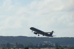 Chuyến bay Nha Trang-Hải Phòng cất cánh. (Ảnh: Nguyên Lý/TTXVN)