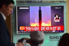 Bản tin về vụ phóng thử tên lửa tầm trung Musudan của Triều Tiên được phát tại nhà ga ở thủ đô Seoul, Hàn Quốc ngày 23/6. (Nguồn: AFP/TTXVN)