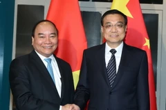 Thủ tướng Chính phủ Nguyễn Xuân Phúc gặp song phương Thủ tướng Trung Quốc Lý Khắc Cường bên lề Hội nghị Cấp cao Á-Âu lần thứ 11. (Ảnh: Thống Nhất/TTXVN)