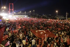 Người biểu tình trên cầu Bosphorus ở Istanbul ngày 21/7. (Nguồn: AFP/TTXVN)