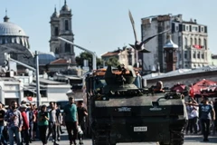 Xe tăng của quân đội Thổ Nhĩ Kỳ bỏ lại trên các đường phố ở Istanbul sau vụ đảo chính. (Nguồn: AFP/TTXVN)