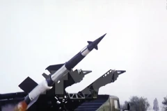 Bản tin tại một nhà ga ở thủ đô Seoul về vụ phóng tên lửa của Triều Tiên ngày 22/6. (Nguồn: THX/TTXVN)