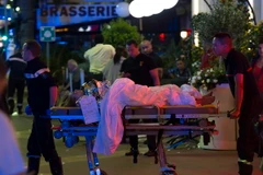 Chuyển người bị thương tại hiện trường vụ tấn công. (Nguồn: EPA/TTXVN)