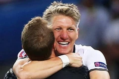 Schweinsteiger ăn mừng cùng Neuer. (Nguồn: dfb)