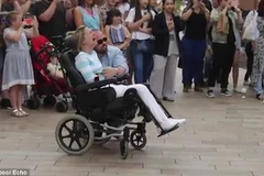 Người vợ xúc động bật khóc trước món quà của chồng. (Nguồn: Dailymail)