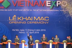 Phó Thủ tướng Vương Đình Huệ cắt băng khai mạc Hội chợ Vietnam Expo 2016 (Ảnh: Đức Duy/Vietnam+)