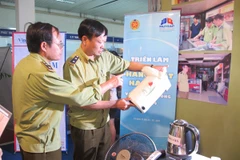 Lực lượng Quản lý thị trường đang tuyên truyền trong công tác chống hàng giả, hàng nhái (Ảnh: Đức Duy/Vietnam+)