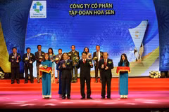 Phó Thủ tướng Trương Hòa Bình và Bộ trưởng Công Thương Trần Tuấn Anh trao chứng nhận doanh nghiệp có sản phẩm đạt Thương hiệu Quốc gia 2016 cho ông Vũ Văn Thanh - Phó Tổng Giám đốc Tập đoàn Hoa Sen. (Ảnh: BTC)
