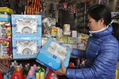 Người dân nông thôn đang mua sắm hàng Việt Nam (Ảnh: Đức Duy/Vietnam+)