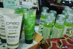 Nhiều mỹ phẩm ​thu giữ chưa xuất trình được hóa đơn chứng từ. (Ảnh: Đức Duy/Vietnam+)