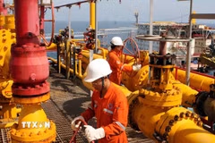 Nhân viên Petrovietnam trên các công trình dầu khí. (Ảnh: TTXVN)